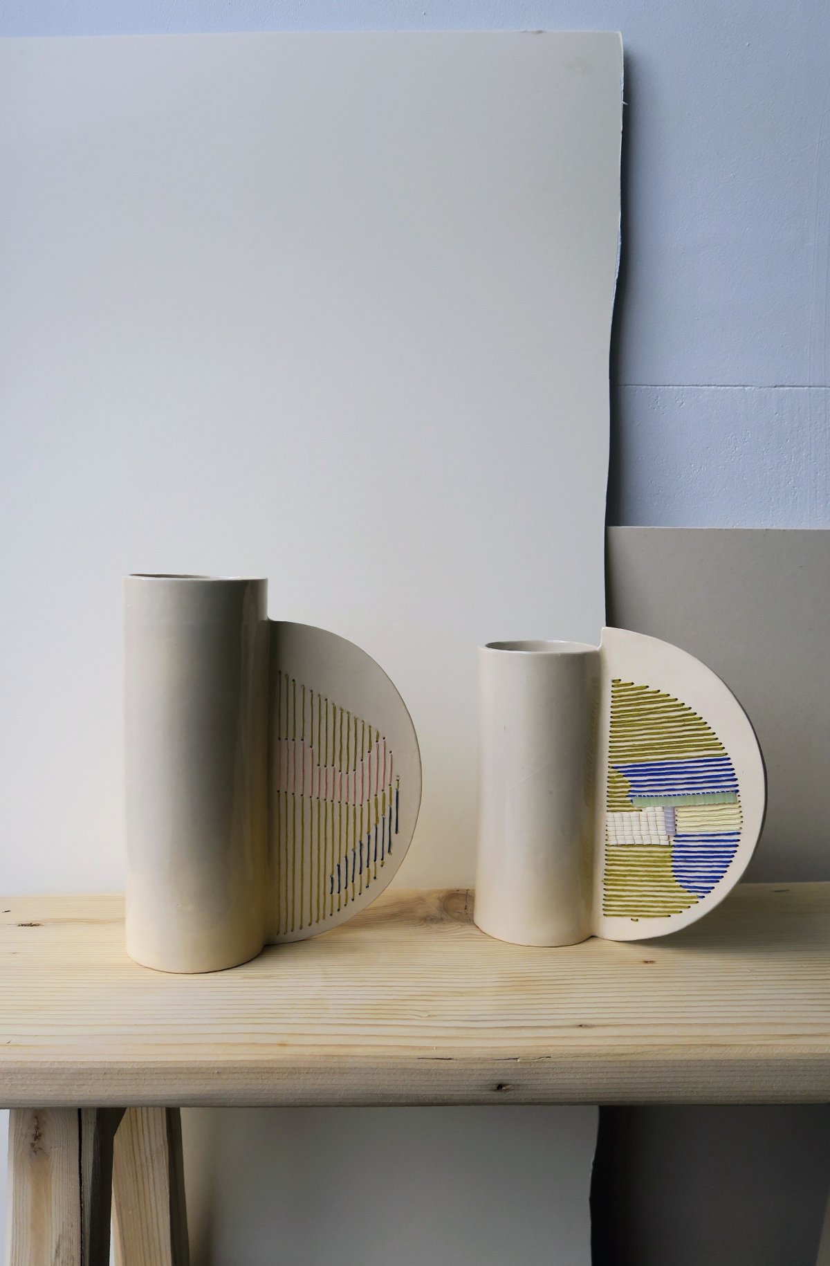 Vise en grès, collaboration avec une céramiste, broderie sur terre, objet unique, artisanat d'art, décoration singulière