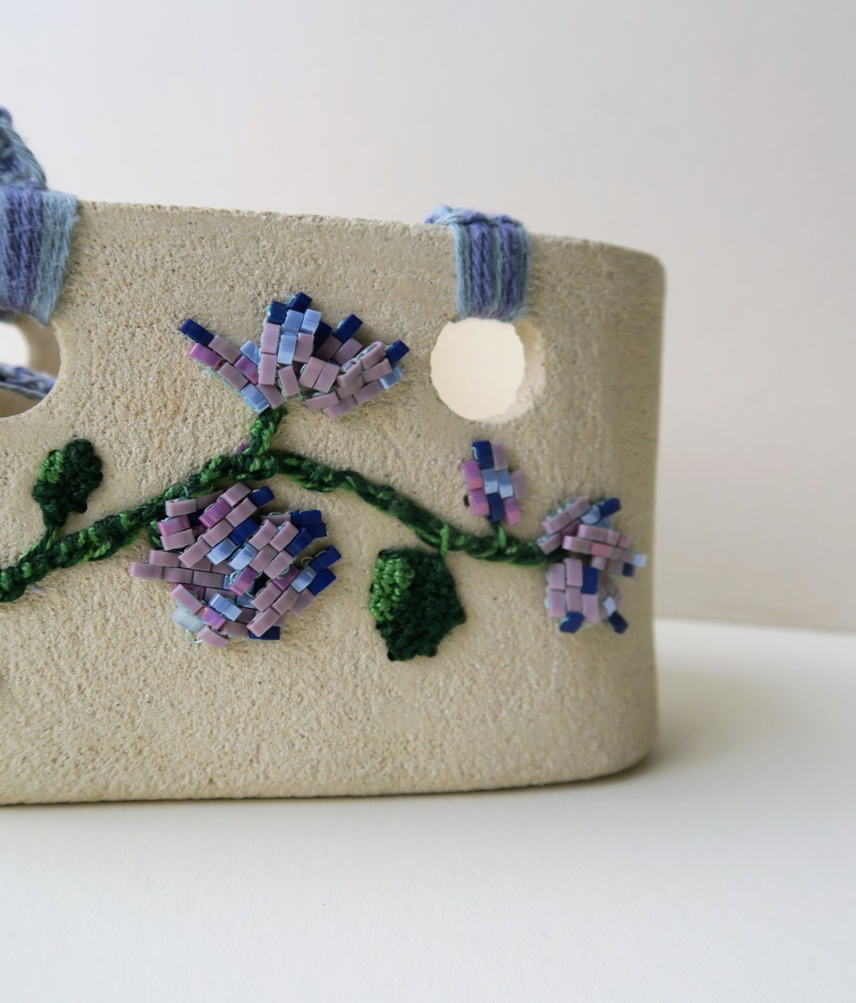 Sac en grès, collaboration avec une céramiste, texture, broderie sur terre, perles de verre et fils de coton, objet unique, artisanat d'art, sur-mesure