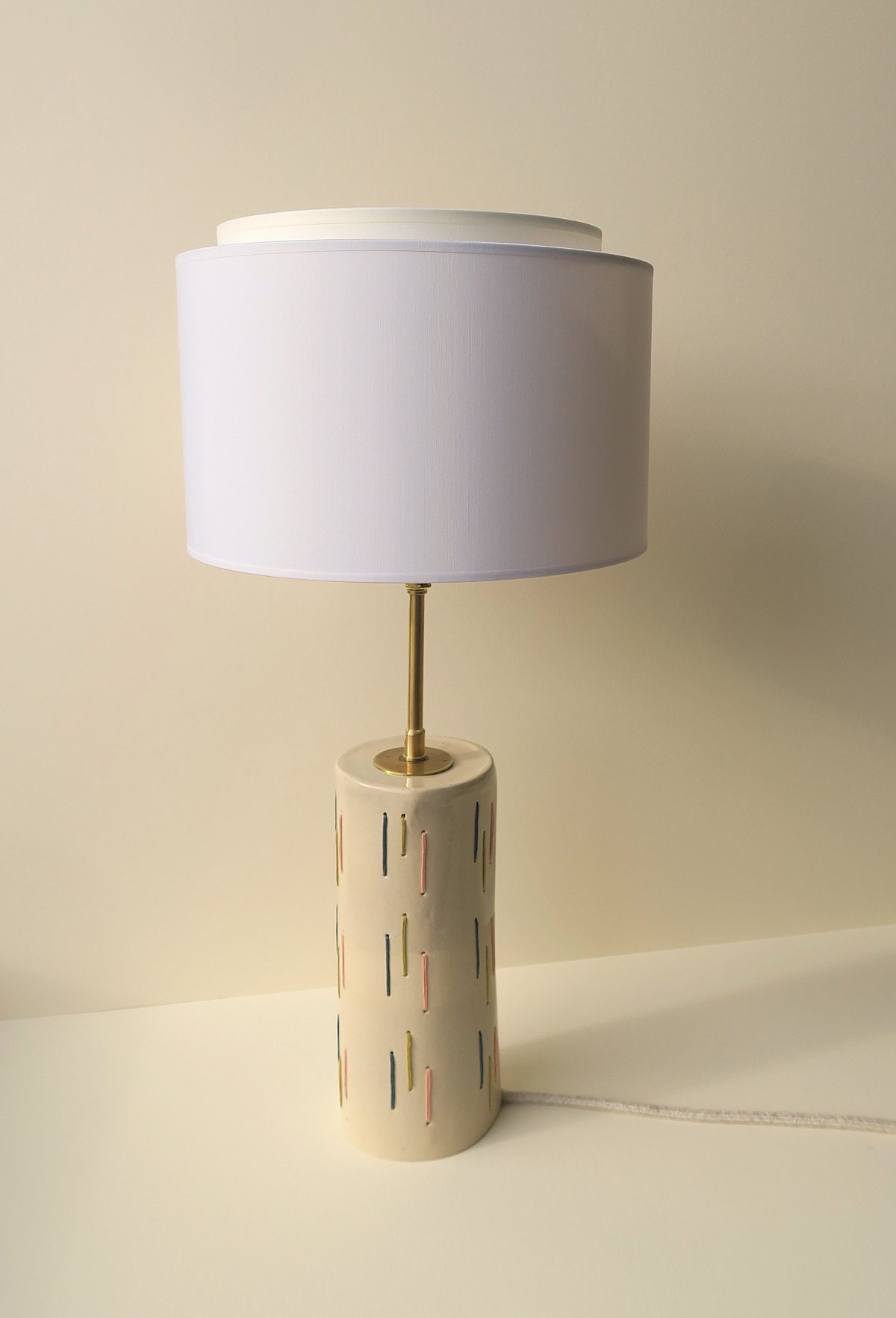 Lampe en grès, terre, collaboration avec une céramiste, broderie d'art, artisanat d'art, fil de coton, objet unique, décoration