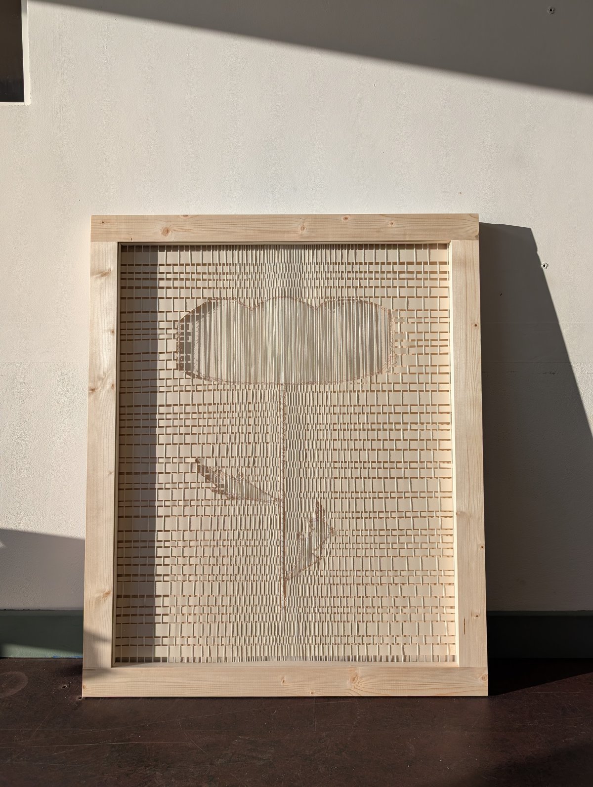 Lampe Ossau, bois de hêtre, collaboration avec une ébéniste, broderie d'art au fil de coton, artisanat d'art, luminaire unique